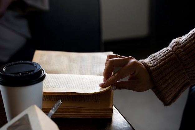 11款日产阳光空调滤芯在什么位置